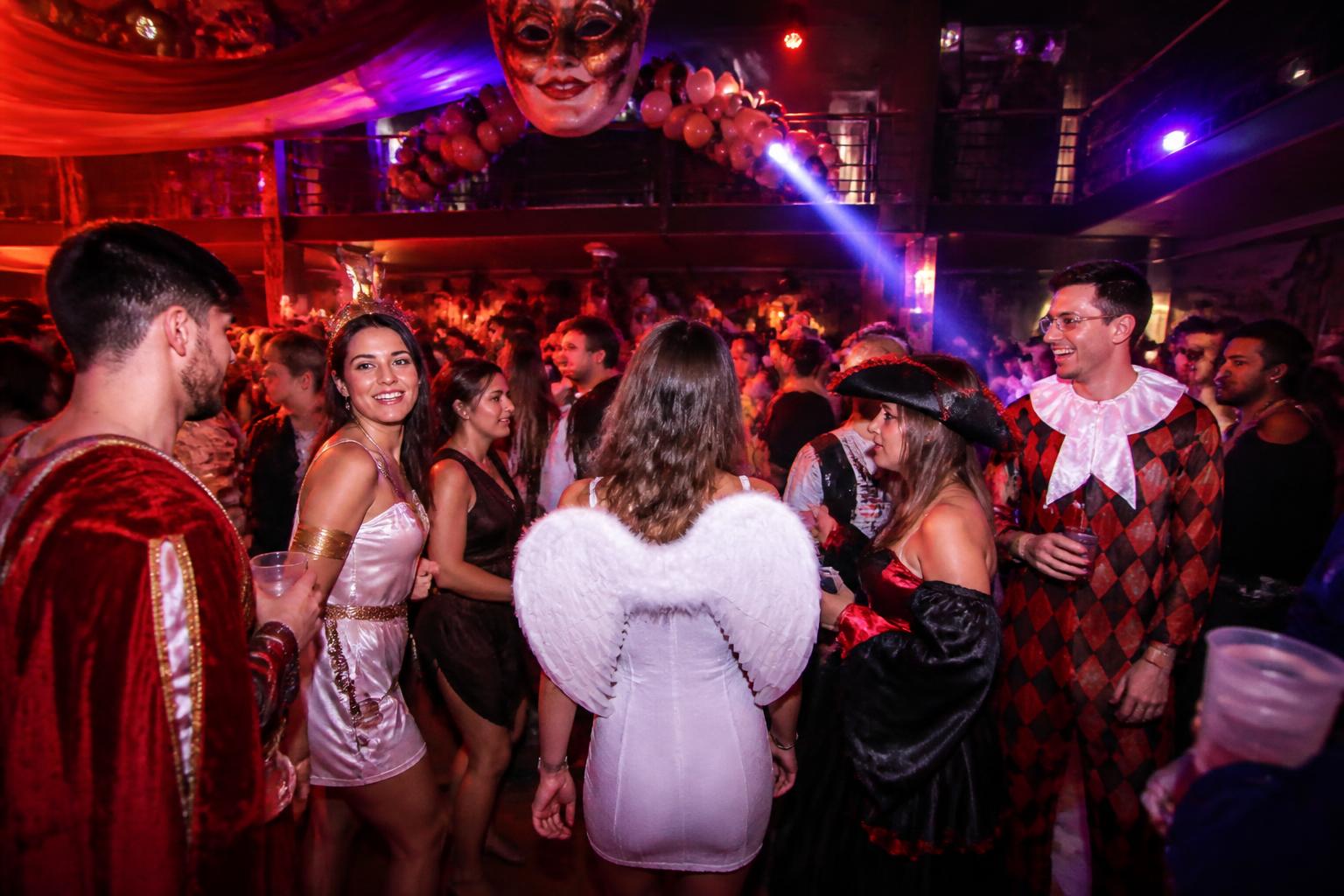 découvrez des astuces inédites pour épater vos invités lors d'une soirée déguisée pour adultes et rendre votre événement mémorable et amusant.