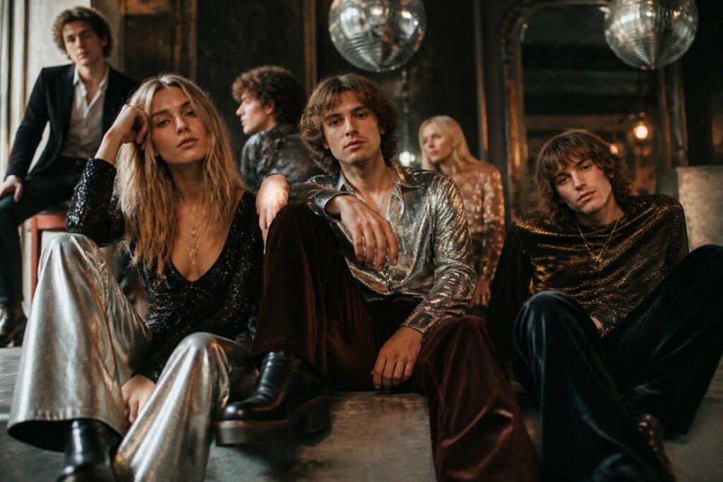 explorez l'impact de l'ambiance disco rétro sur les tendances mode actuelles et laissez-vous inspirer par le style vintage qui fait son grand retour.