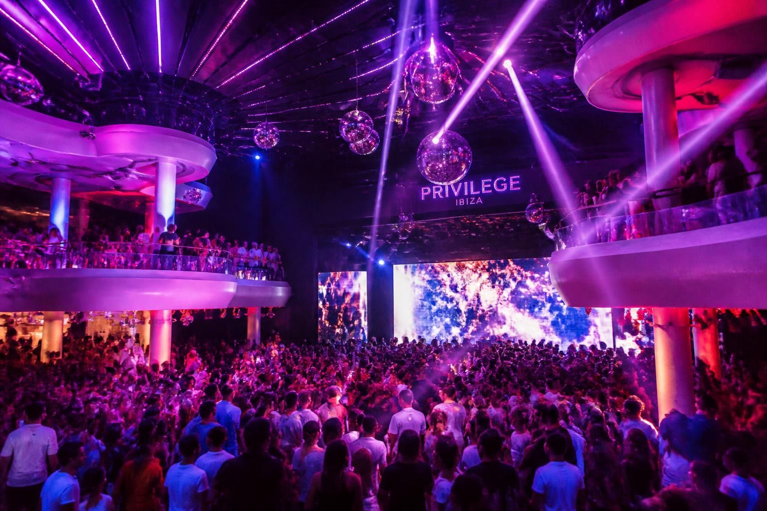 plongez dans l'histoire captivante du privilege ibiza, une icône de la vie nocturne à ibiza, espagne. découvrez ses origines, son évolution et son influence mondiale.