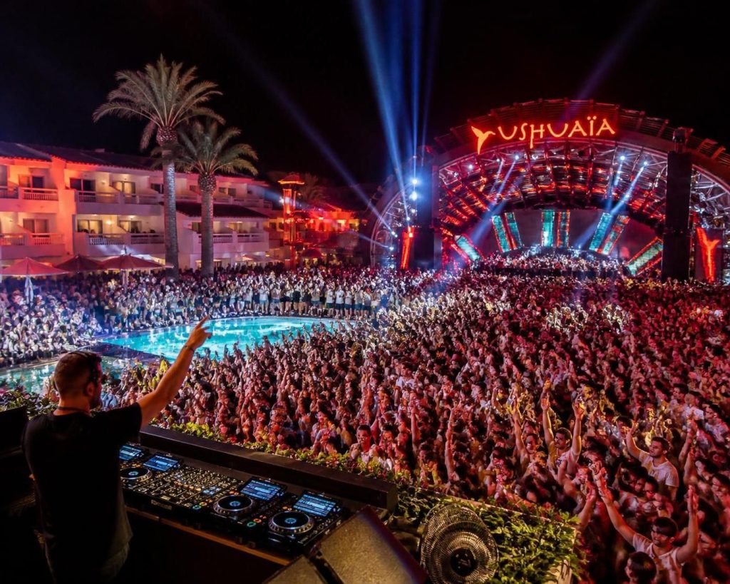 découvrez ushuaïa ibiza, le temple de la vie nocturne à ibiza, espagne. vivez des soirées électrisantes avec les meilleurs dj dans un cadre exceptionnel.